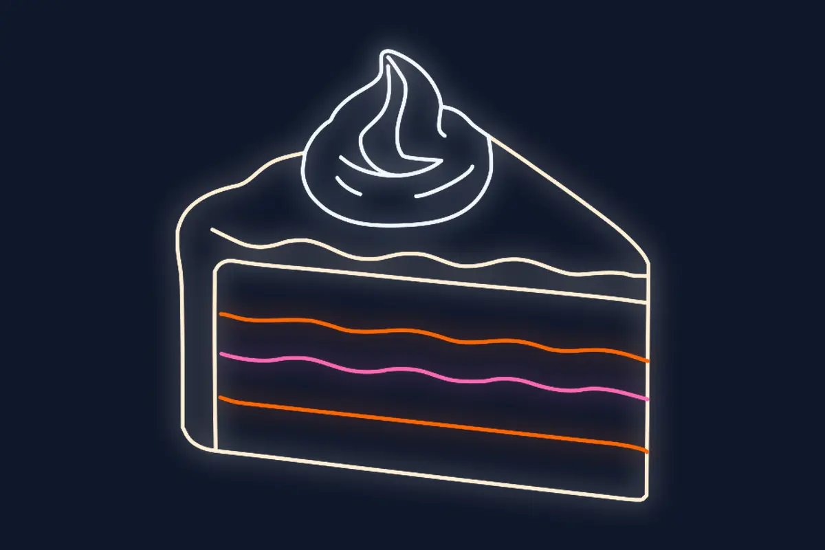 Porción de tarta con nata por encima